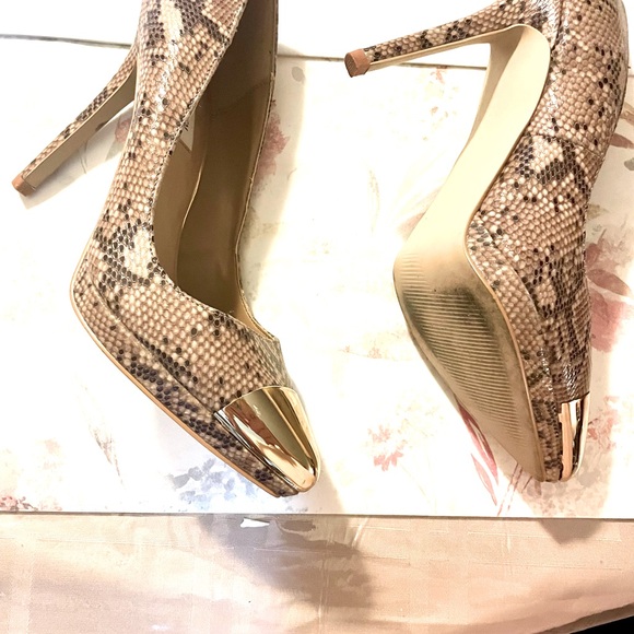 STEVE MADDEN FAUX SNAKESKIN W/GOLD TOE 5”HEELS W 1/2 “ wedge - Picture 4 of 5